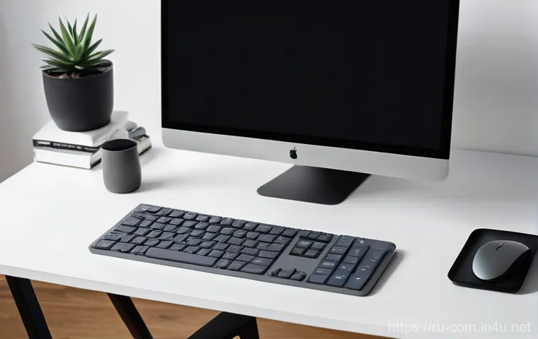 최고의 무선 키보드와 마우스 세트 - **"A modern, minimalist home office desk bathed in soft, natural light, showcasing a sleek, dark gre...